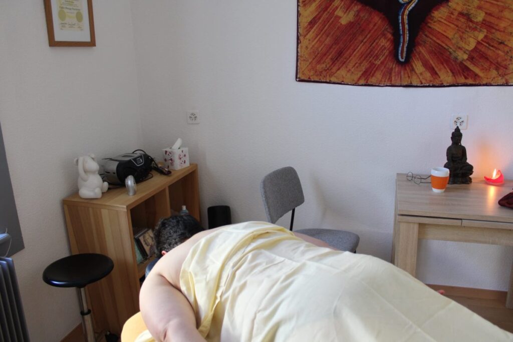 Foto: Esalen-Massage. Eine Person liegt auf einem Massagetisch, der Körper ist mit einem grossen Tuch zugedeckt.